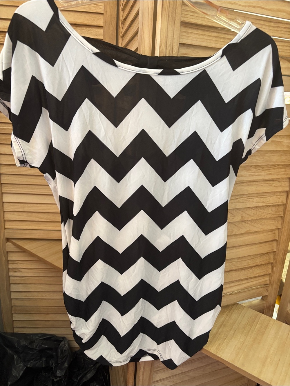 Free Kisses Black and White Chevron Short Sleeve Top Junior XL